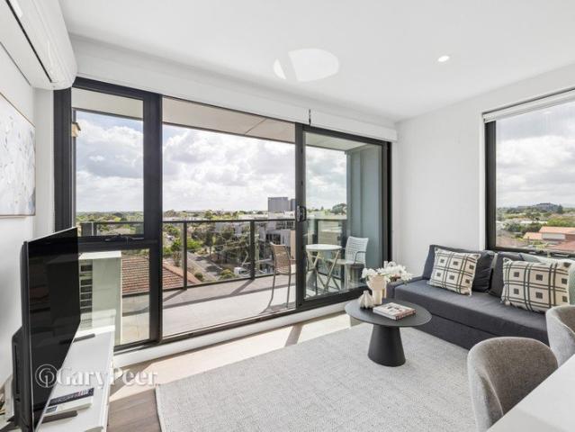 Light filled living in a lifestyle location