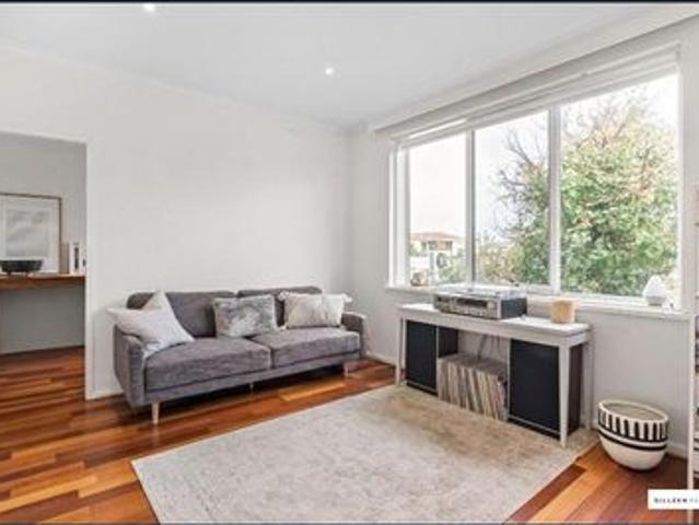 LIGHT FILLED LIVING IN A PRIME ELWOOD LOCATION