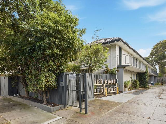 Light Filled Living in a Prime Lifestyle Location