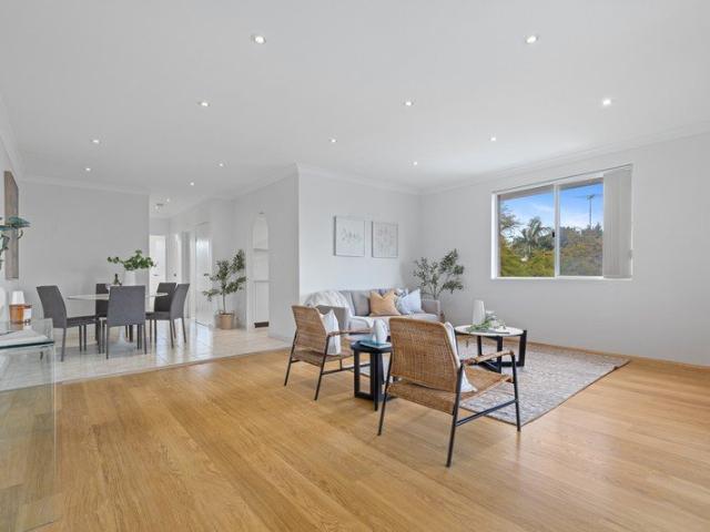 LIGHT FILLED LIVING IN A PRIME MORTDALE LOCATION