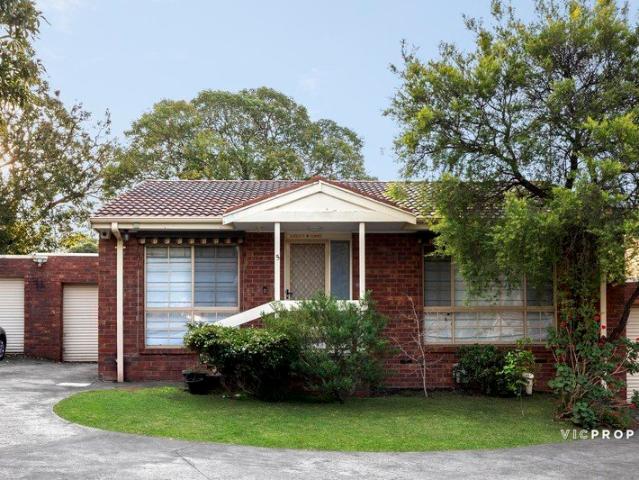 Light Filled Living in a Quiet and Convenient Rosanna Setting