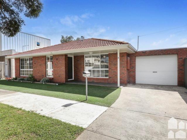 Light Filled Living in a Quiet Altona North Location