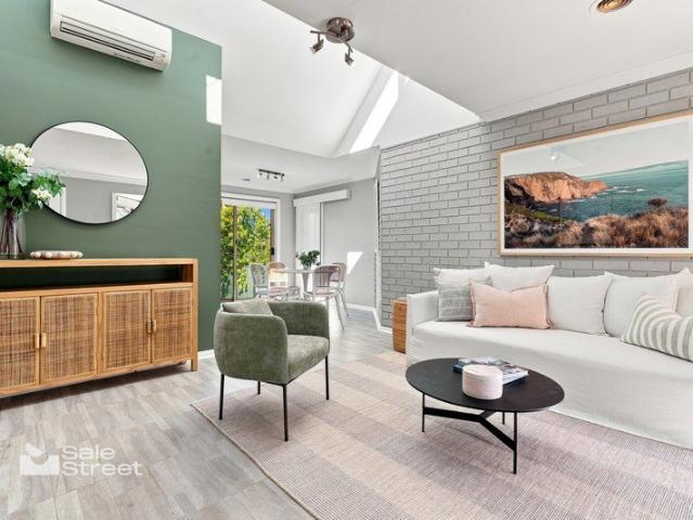 Light Filled Living in a Quiet Rosewood Estate Cul de Sac