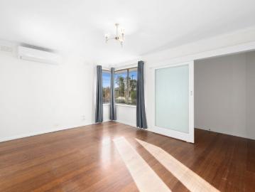 Light Filled Living in an Unbeatable Location