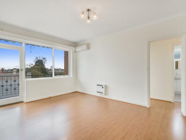 LIGHT FILLED LIVING IN PRIME LOCATION!