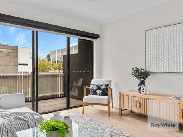 Light Filled Living in the Heart of Uni Hill