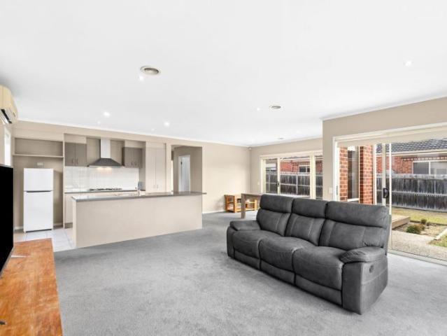LIGHT FILLED LIVING IN THE HEART OF WAURN PONDS