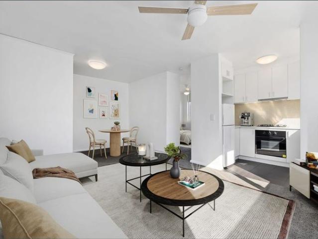Spacious One Bedroom Living in a Prime St Kilda East Location