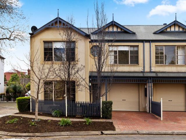 Light Filled Living with a Beautiful Parkside Outlook