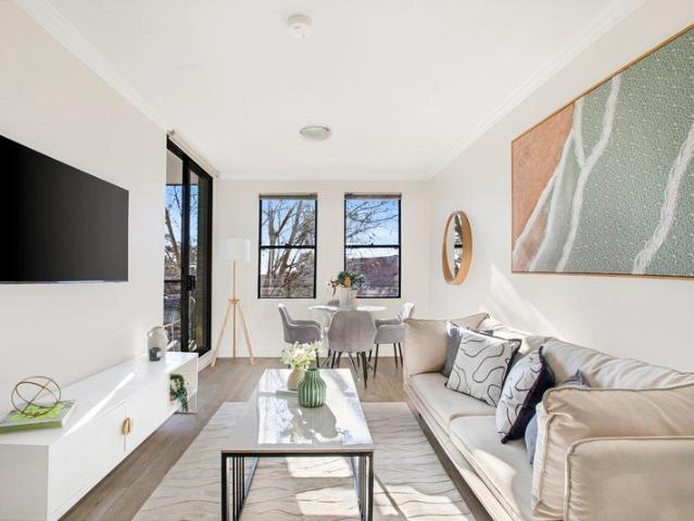 Light Filled Living with a Leafy Crows Nest Outlook