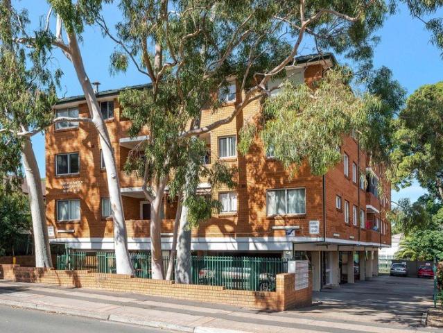 Light filled living with balcony appeal in a convenient Liverpool location!