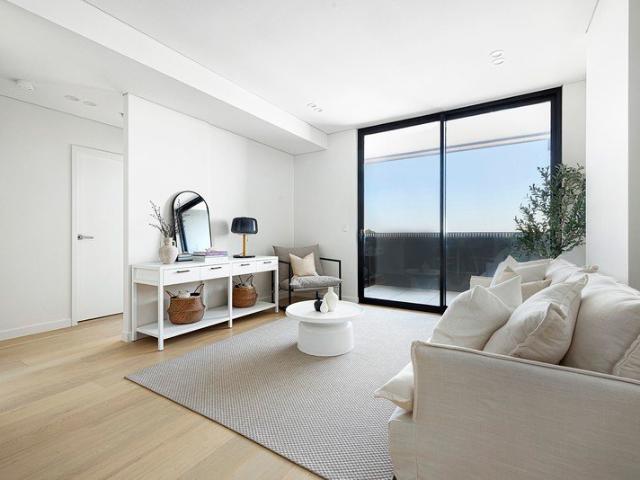 LIGHT FILLED LIVING WITH GREAT VIEWS & A VERSATILE MULTI PURPOSE ROOM