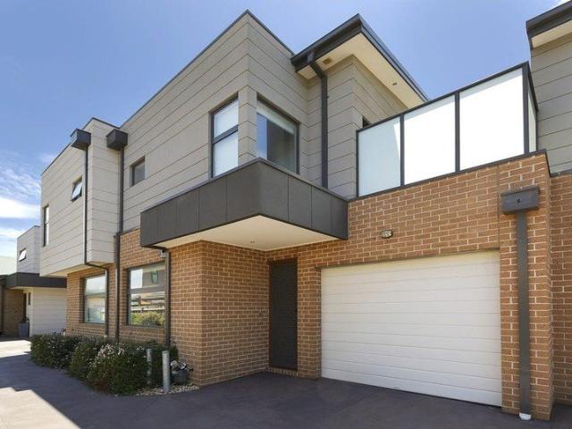 Light Filled Living with Exceptional Entertaining Space