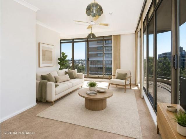 LIGHT FILLED LIVING WITH EXPANSIVE LEAFY VIEWS