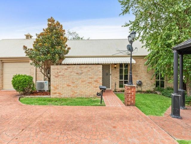Light Filled Over 55's Villa in Peaceful Hopelands Estate