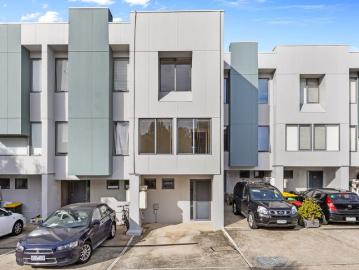 Light Filled Living with Space, Versatility and a Tranquil Outlook