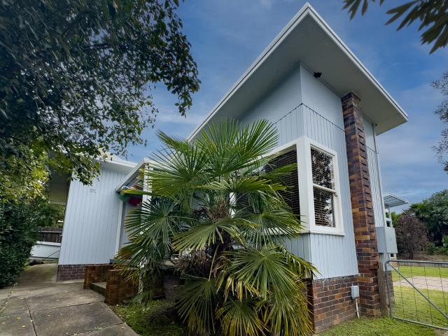 Light Filled Living with Privacy and a Prime Position