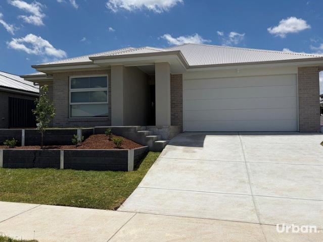 Light Filled Luxury Four bedroom home in Lochinvar