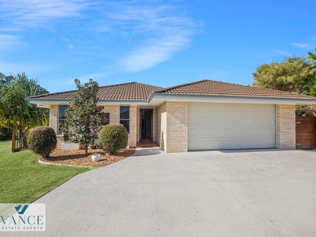 Light Filled, Move In Ready Home in a Quiet Cul de Sac Beside Parkland