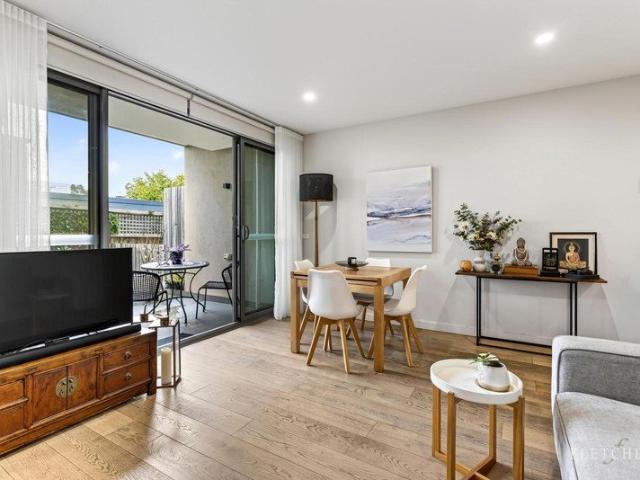 Light Filled Modern Apartment with Exceptional Convenience