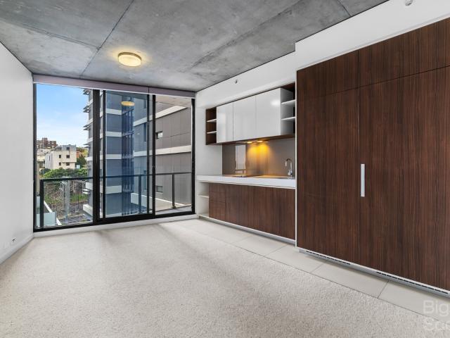 Light Filled Modern Apartment in the Heart of South Yarra