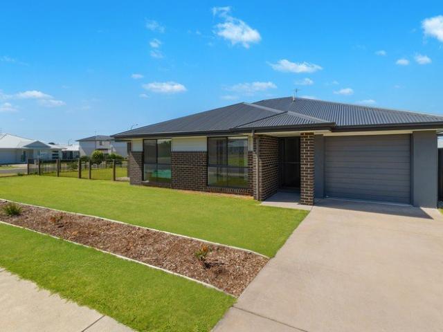 Light Filled Modern Living in a Family Friendly Cumbalum Setting
