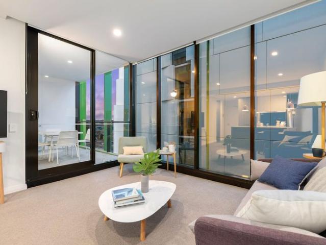 Light Filled Modern Residence with Stunning Gardens Views !