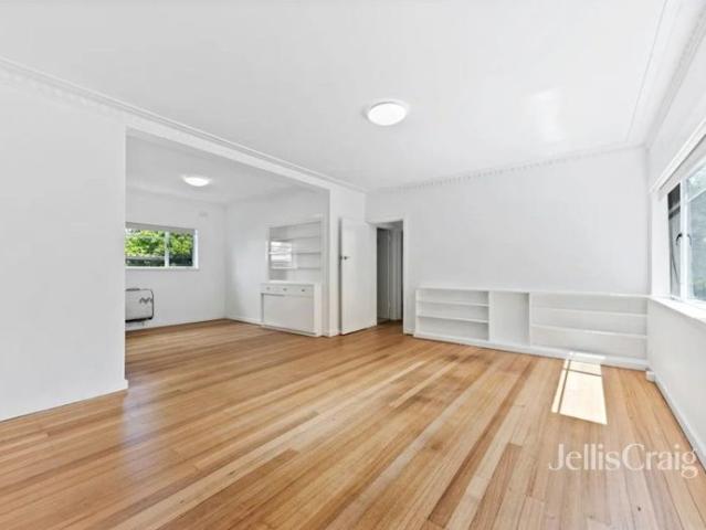 Light filled modern unit in prime location