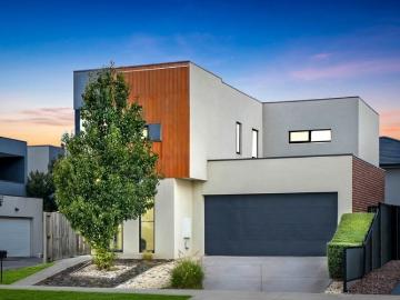 LIGHT FILLED NORTH FACING HOME IN PRIME POSITION