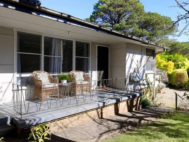 LIGHT FILLED SOUTH KATOOMBA UNIT IN PRIME LOCATION
