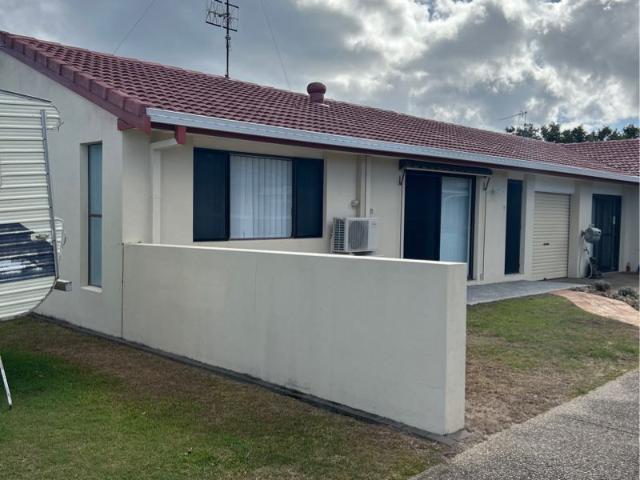 LIGHT FILLED SINGLE LEVEL DUPLEX WITH MODERN UPDATES THROUGHOUT