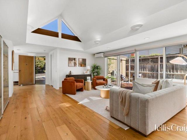 Light filled single level serenity, prized lifestyle location