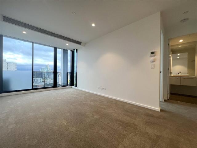 Light filled spacious 1 bedroom + separate study!