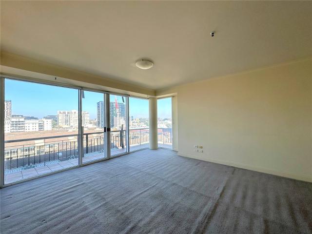 Light filled & spacious 2 bedroom apartment!