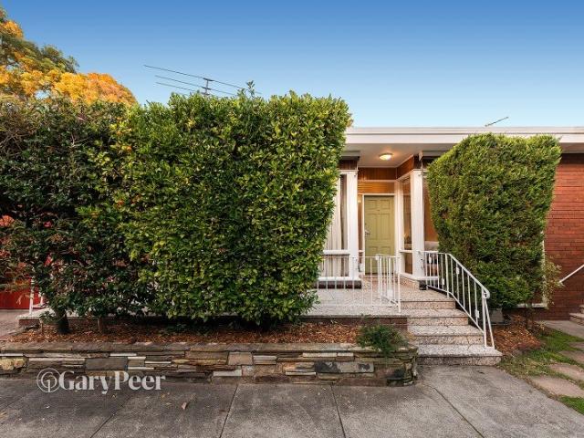 Light filled, spacious & brilliantly located
