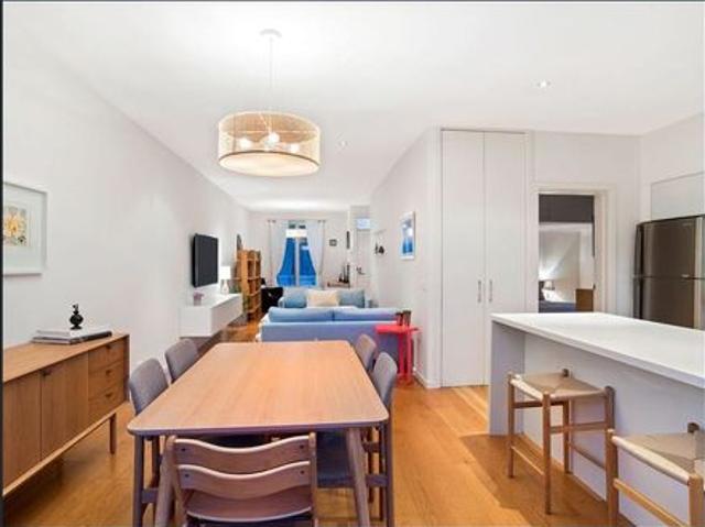 Light filled & spacious family townhouse!