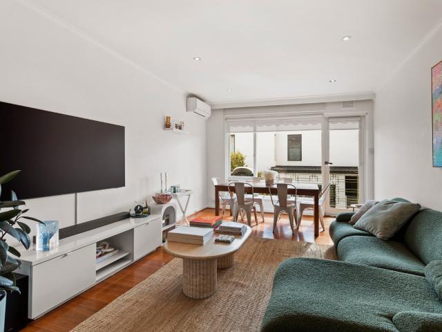 Light Filled & Spacious in a Boutique Block