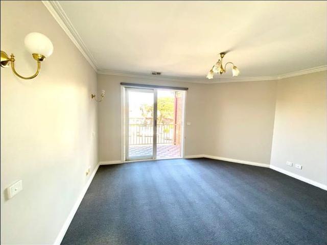 Light filled & stylish townhouse in prime city fringe location