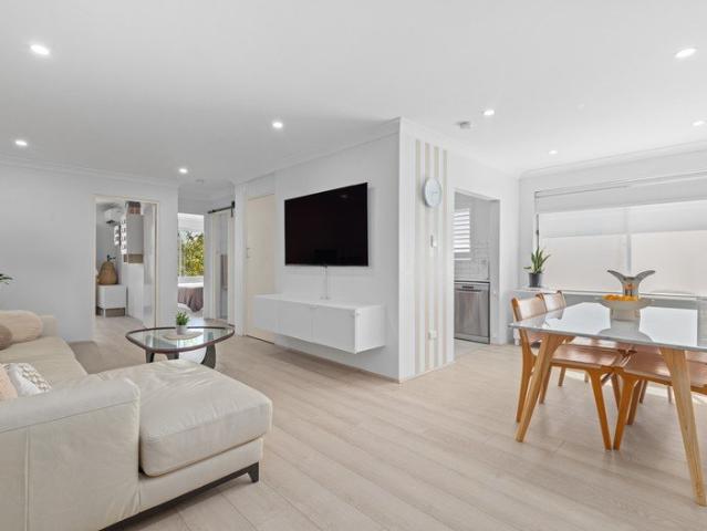 LIGHT FILLED, STYLISH LIVING IN A PRIME MORTDALE SETTING