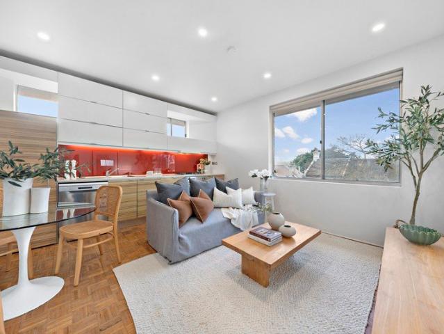 Light filled Peninsula apartment with vistas