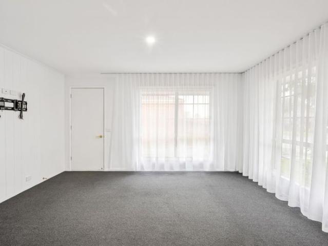 Light Filled, Perfectly Positioned Townhome