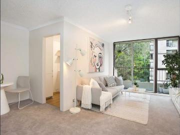 Light Filled Renovated One Bedroom Apartment With Parking!