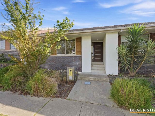 Light Filled Townhouse Offering Comfort & Convenience.