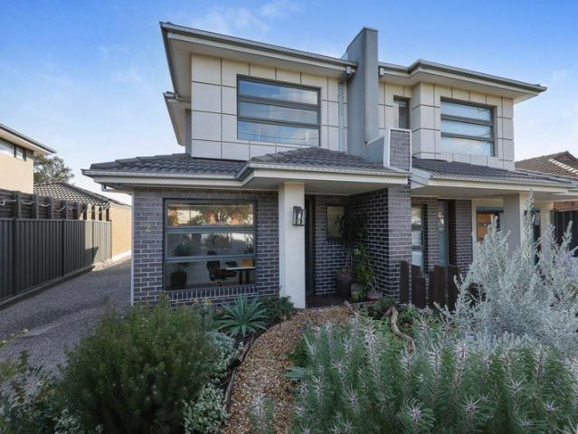 Light Filled Townhouse Living With An Established Garden