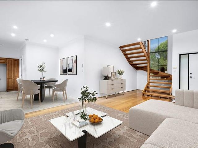 Light Filled Townhouse Living Close to Wollongong CBD