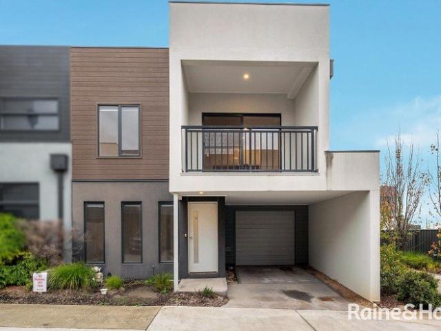 Light Filled Townhouse Living in Jacksons Hill Estate