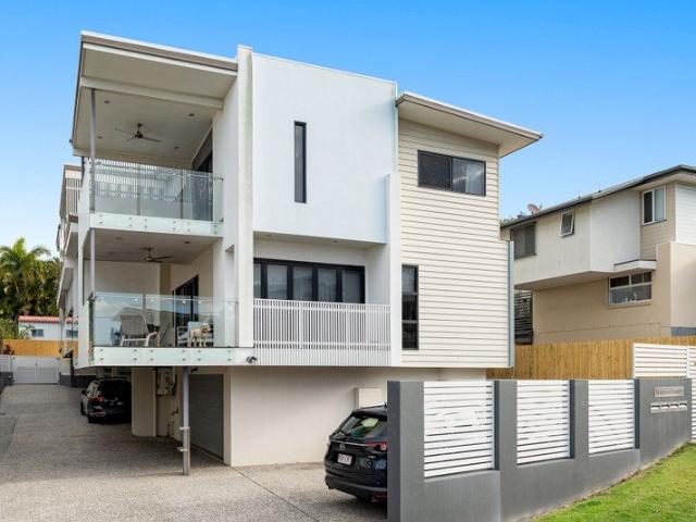 Light Filled Townhouse with Double Lock Up Garage in Camp Hill School Catchment
