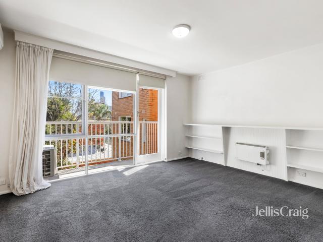 Light Filled Toorak Apartment in Peaceful Cul de Sac