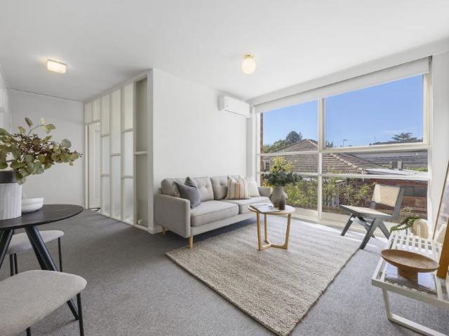 Light Filled Toorak Living in a Prestigious Tree Lined Location