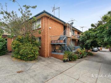 Light Filled Top Floor Apartment Awaits You